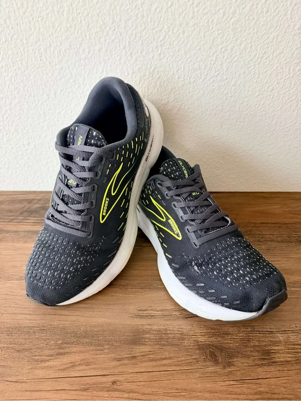 Brooks Women’s Glycerin 20 in Ebony/Nightlife/White (Size: 9-B) Great Condition